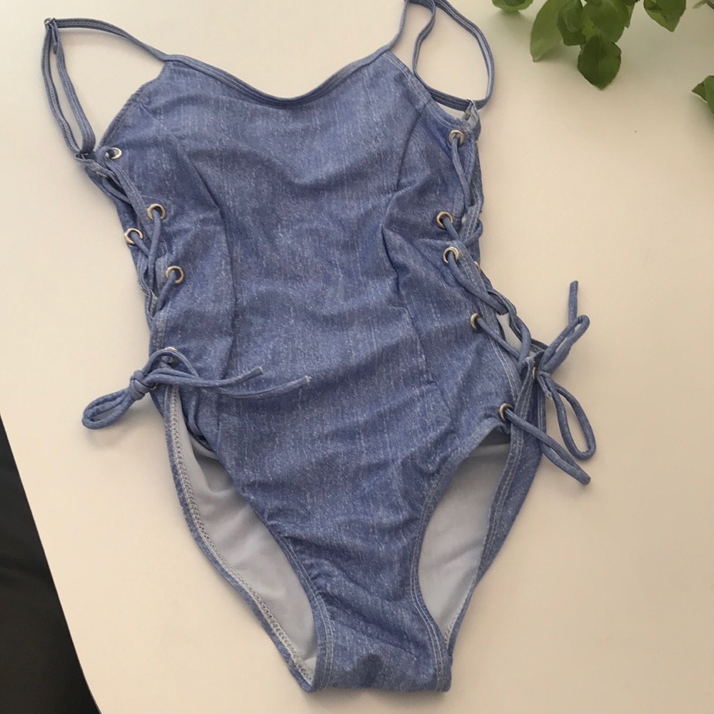 1-piece bathing suit